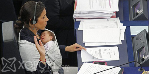 Европын парламентын гишүүн Licia Ronzulli парламентын хуралдаан дээр нялх хүүхэдтэйгээ хамт суужээ
